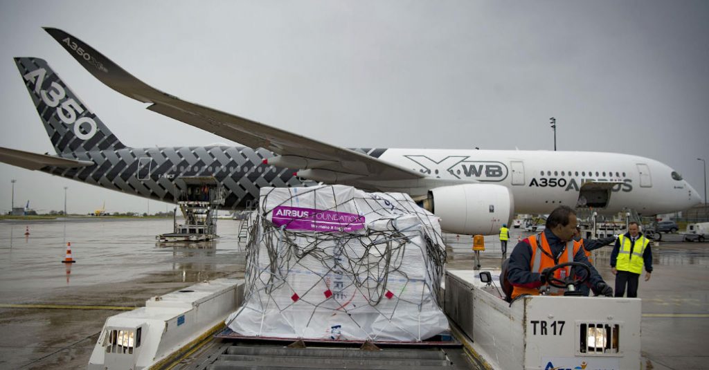 a350xwb-airbus-foundation-and-french-red-cross-bring-relief-to-victims-after-hurricane-Irma-loading