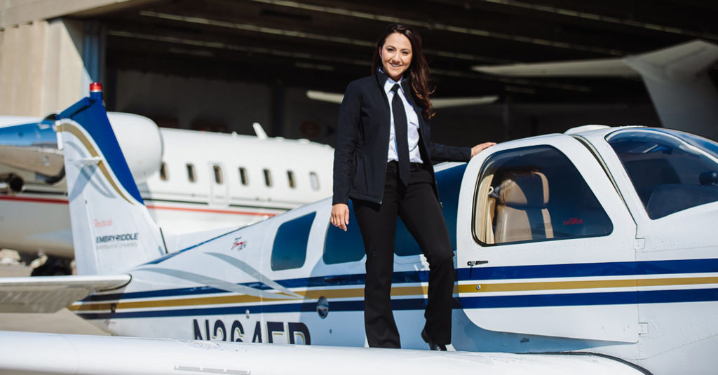 HANGAR X - El vuelo de Shaesta Waiz con un Beechcraft Bonanza A36, la convirtío en la mujer más joven en dar la vuelta al mundo en un avión monomotor - Dreams Soar