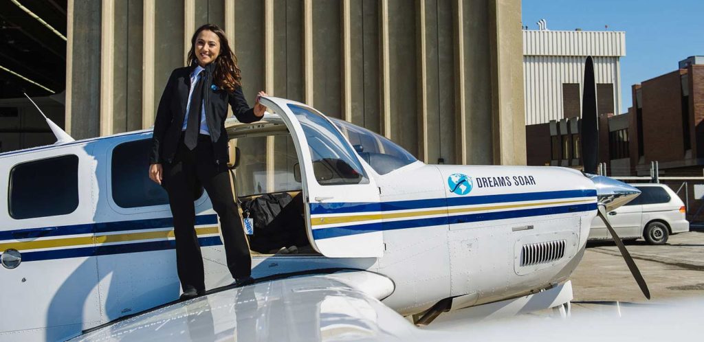 HANGAR X - El vuelo de Shaesta Waiz con un Beechcraft Bonanza A36, la convirtío en la mujer más joven en dar la vuelta al mundo en un avión monomotor - Dreams Soar