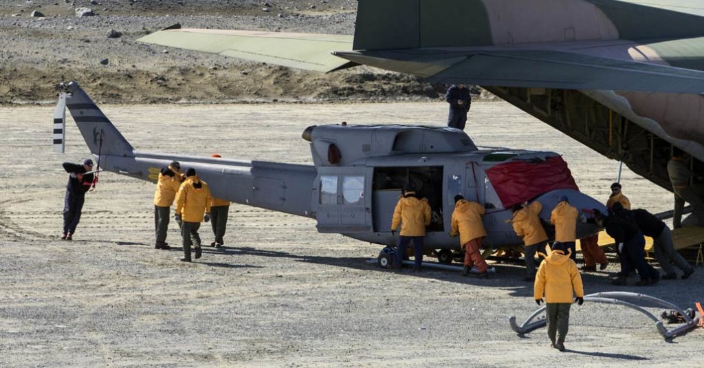 HANGAR X - Campaña Antártica 2017-2018: Llegó a Marambio un helicóptero Bell 212