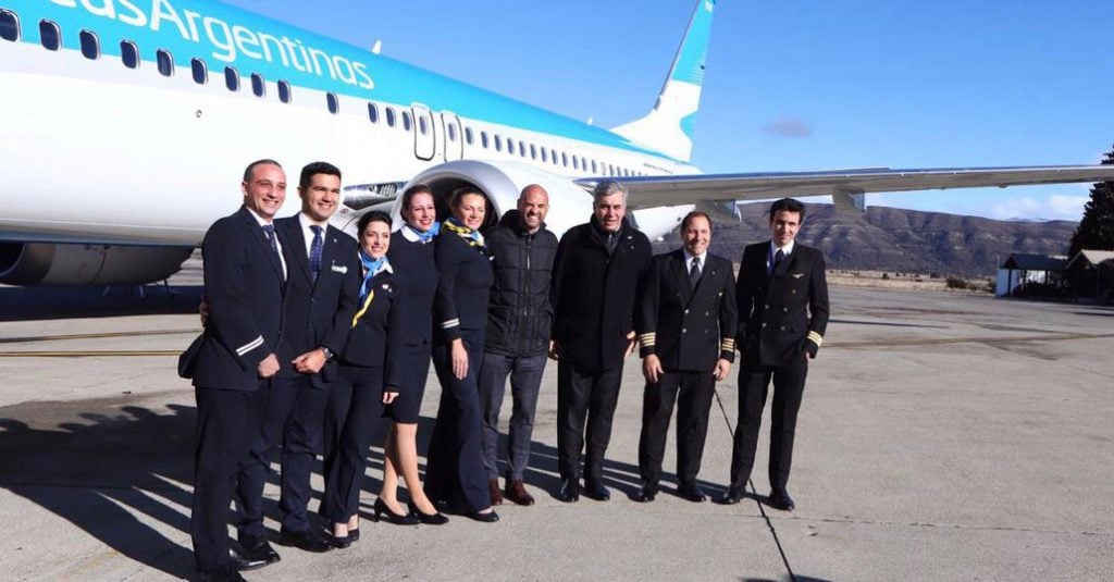 HANGAR X - Mario Dell´Aqua y Guillermo Dietrich junto a la tripulación del vuelo de presentación del 5to Boeing 737-MAX8 en Bariloche-Tripulacion-737-MAX8 Bariloche