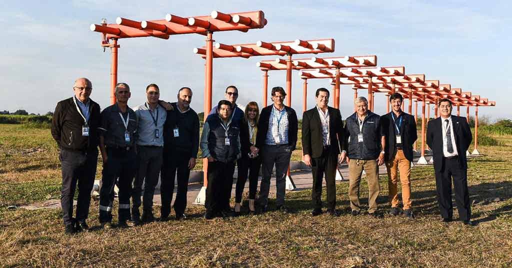 Equipo de EANA junto al nuevo ILS del Aeropuerto de Tucumán