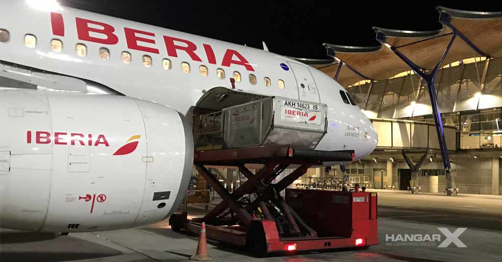 Iberia transporta a España las primeras vacunas de Pfizer en vuelos regulares