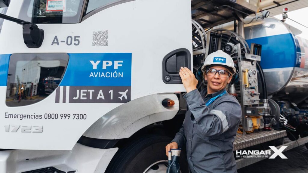 Natalia del Valle Bonifacio: Primera mujer en abastecer combustible JETA1 de YPF Aviación en Aeroparque
