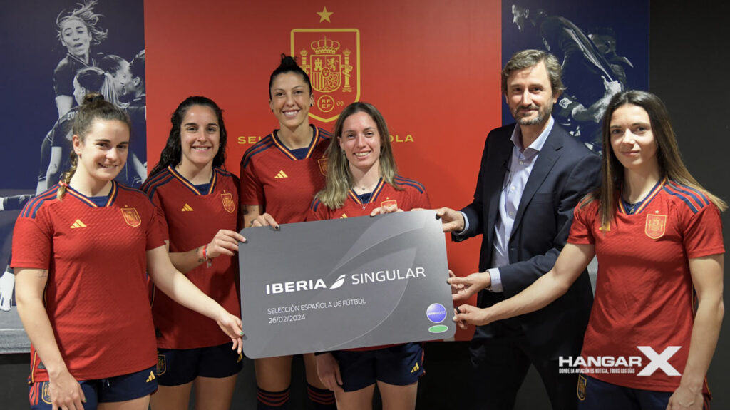 Iberia entregó la tarjeta Singular a las campeonas del mundo de fútbol