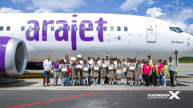 Arajet inspira a jóvenes dominicanos con su programa "Piloto por un día"