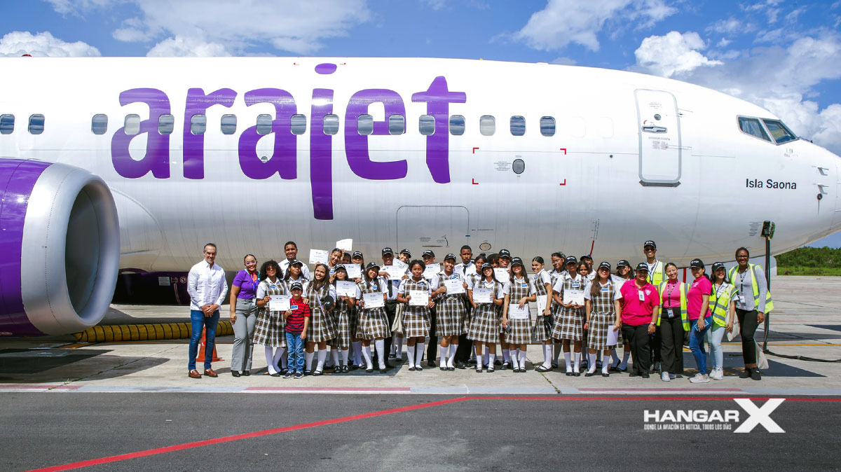 Arajet inspira a jóvenes dominicanos con su programa «Piloto por un día»