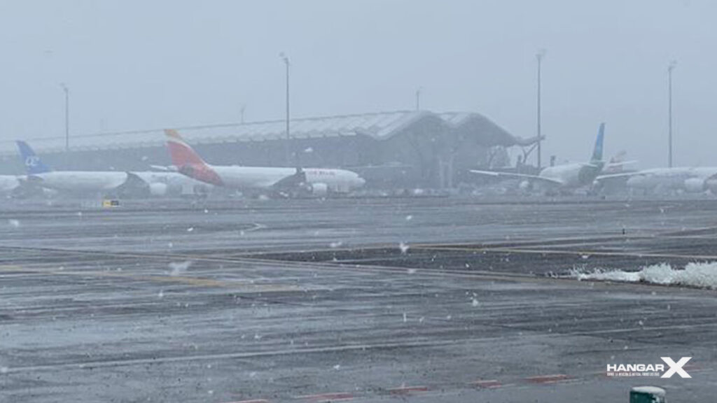 Aviones en pista nevada del Aeropuerto Adolfo Suárez Madrid-Barajas, parte del Plan Invierno 2024-2025 de Aena.