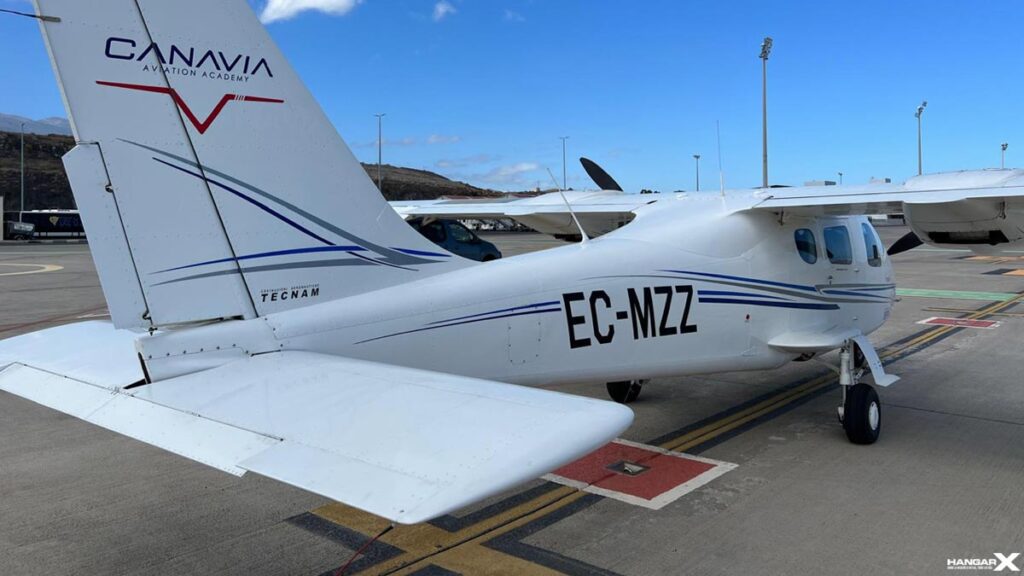 Avión Tecnam P2006T NG de CANAVIA Aviation Academy estacionado en el aeródromo de las Islas Canarias.