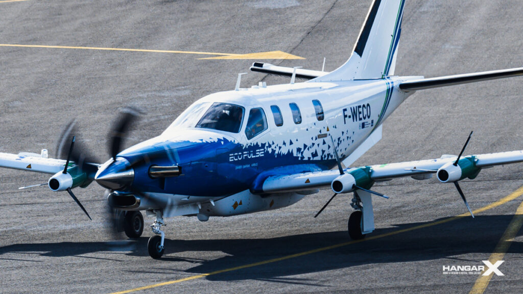 Avión EcoPulse en tierra, equipado con tecnología de propulsión híbrida eléctrica desarrollada por Daher, Safran y Airbus.