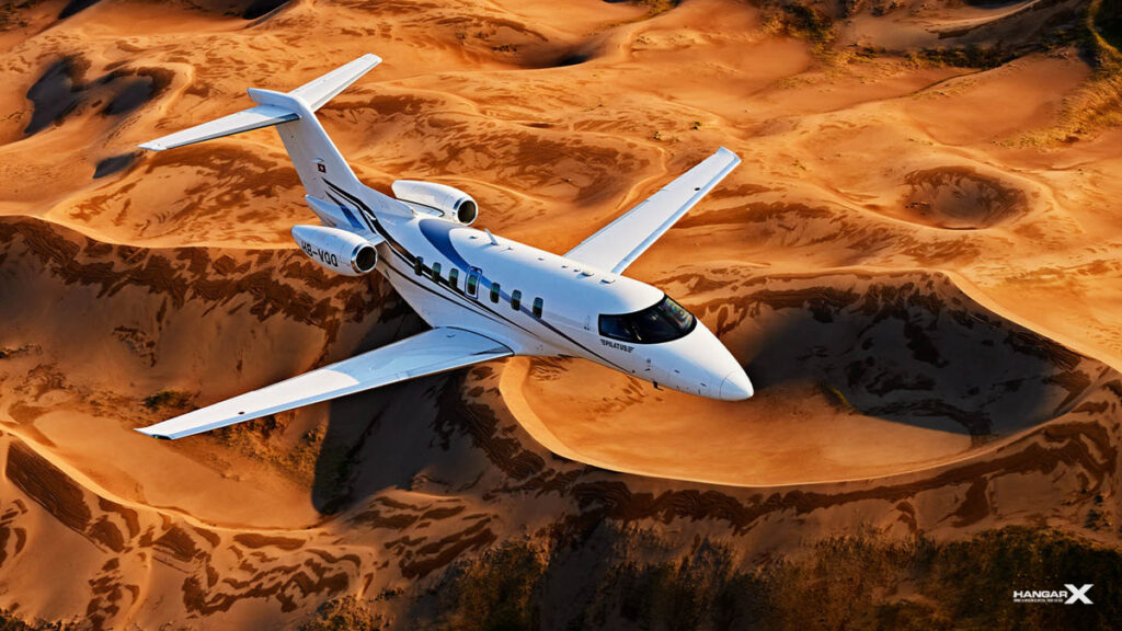 Pilatus PC-24 sobrevolando un paisaje desértico, destacando su versatilidad y diseño aerodinámico