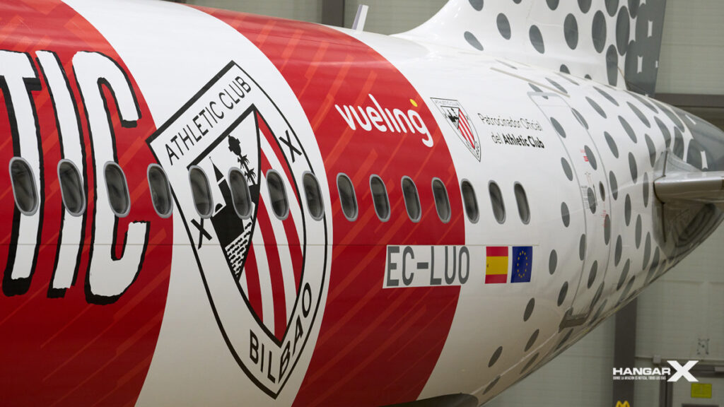 Avión oficial de Vueling y Athletic Club personalizado con colores rojiblancos y el escudo del equipo