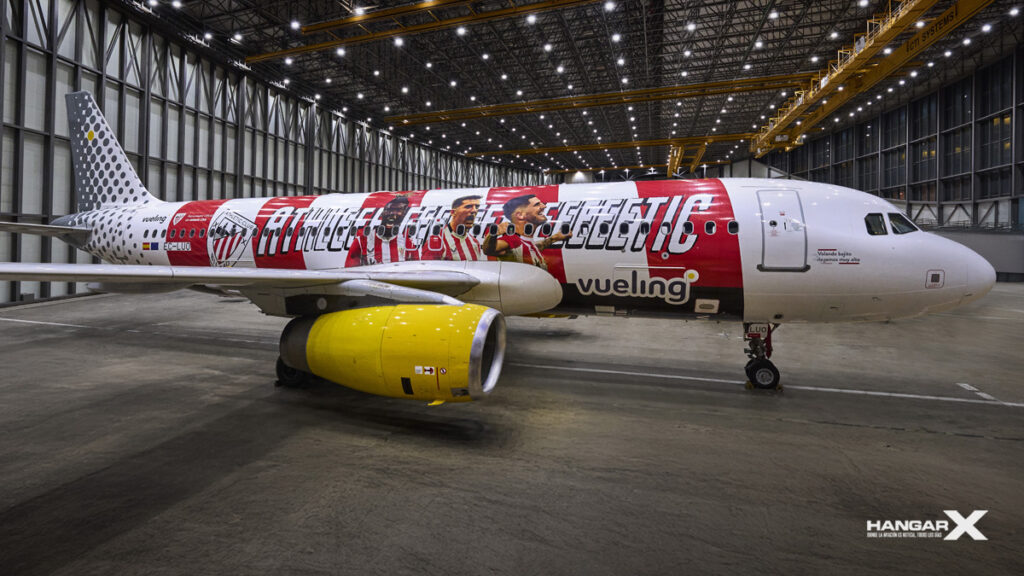 Avión oficial de Vueling y Athletic Club decorado con imágenes de los jugadores y colores rojiblancos