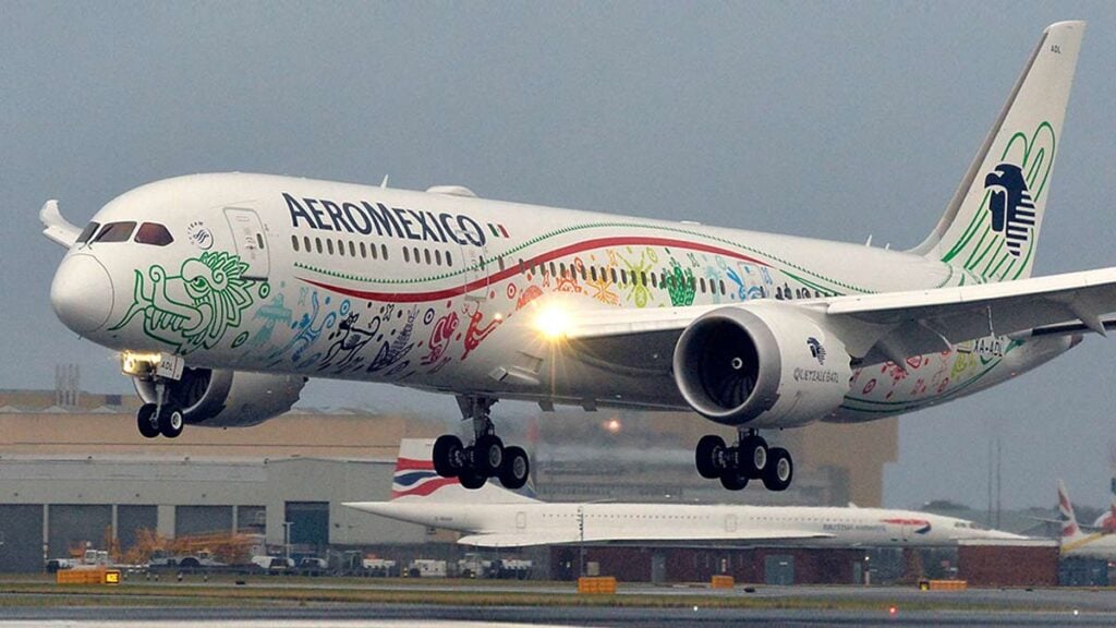 Boeing 787 de Aeroméxico con diseño especial aterrizando en un aeropuerto, líder mundial en puntualidad en 2024.