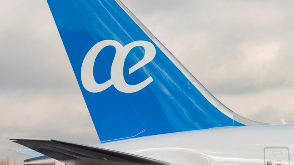 Logo de Air Europa en la cola de un avión, destacando el lanzamiento de su nueva tecnología de pago dividido para billetes online.