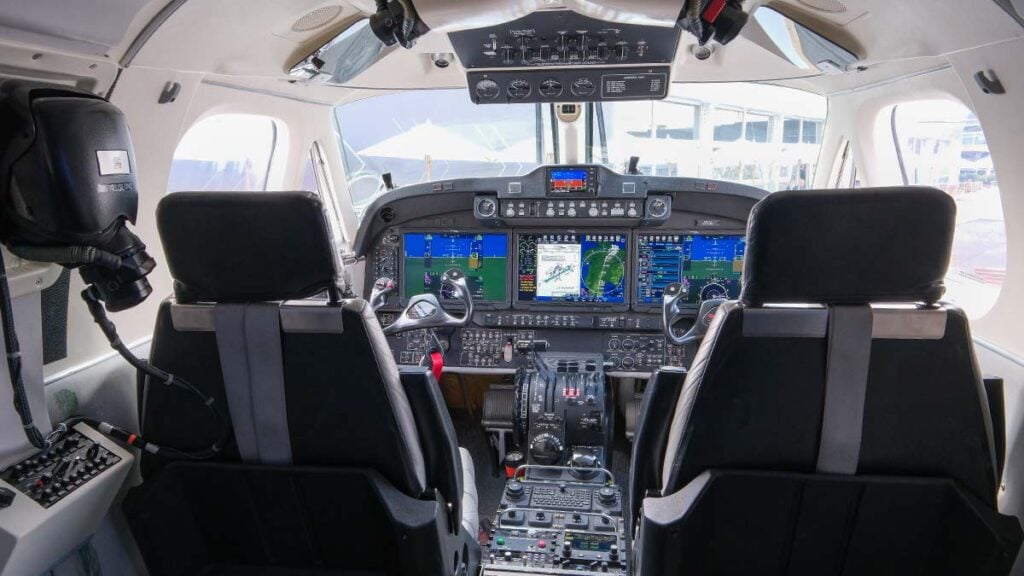 Cabina del Beechcraft King Air 260 de la RCAF con aviónica avanzada para formación de pilotos