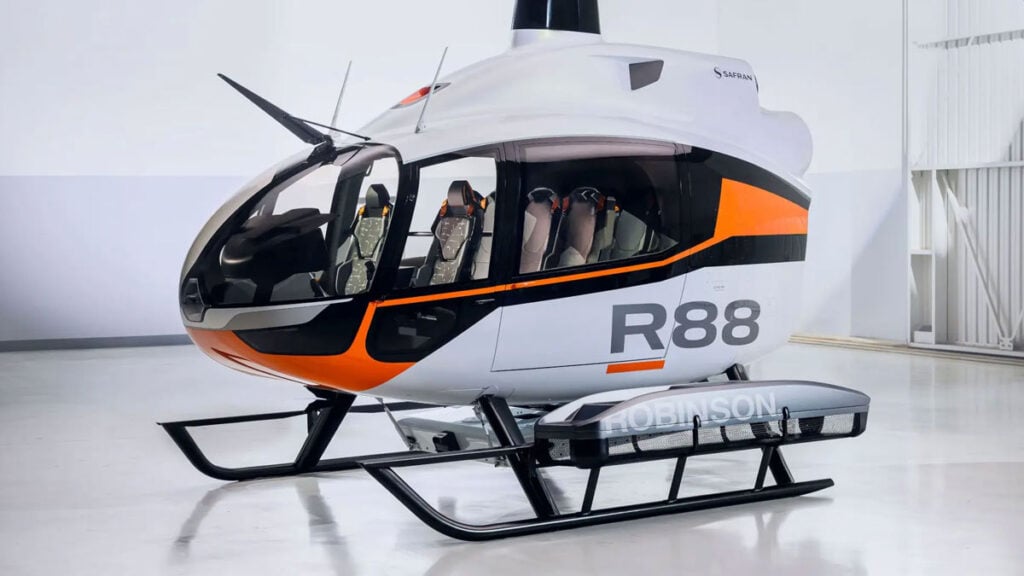 Helicóptero Robinson R88 en hangar con configuración de cabina amplia y diseño optimizado para múltiples misiones.