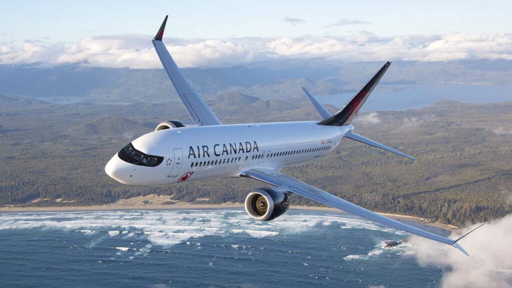 Boeing 737-MAX8 de Air Canada en vuelo sobre la costa, imagen promocional de su programación de invierno hacia América Latina 2025