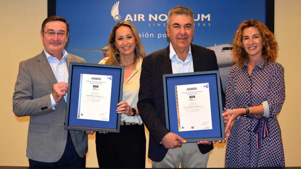 Representantes de Air Nostrum y AENOR durante la entrega de certificaciones UNE 19601 y 19602