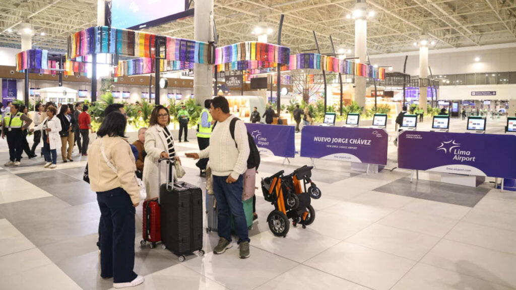 Pasajeros realizan el check-in en la nueva terminal del Aeropuerto Internacional Jorge Chávez de Lima, Perú