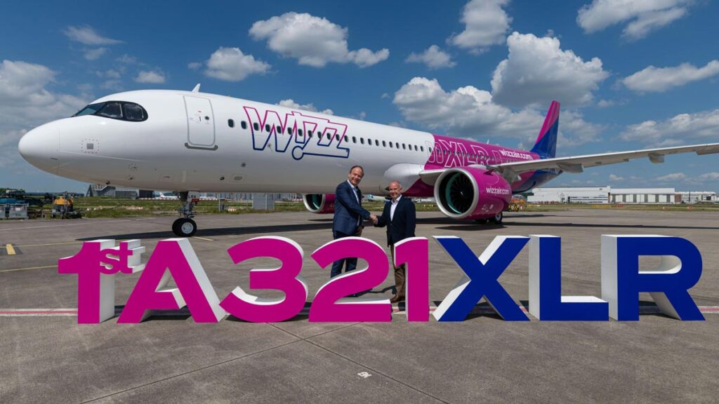 Primer Airbus A321XLR de Wizz Air junto a ejecutivos de Airbus y la aerolínea durante la entrega oficial