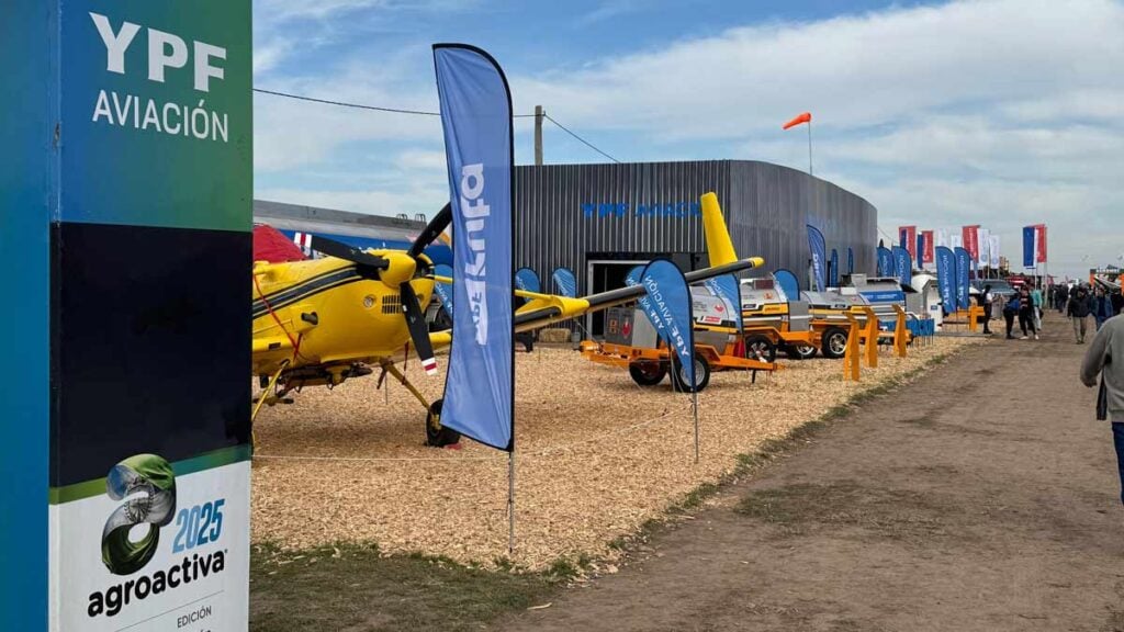 Stand de YPF Aviación en Agroactiva Vuela 2025 con aeronaves y equipos exhibidos en Armstrong, Santa Fe