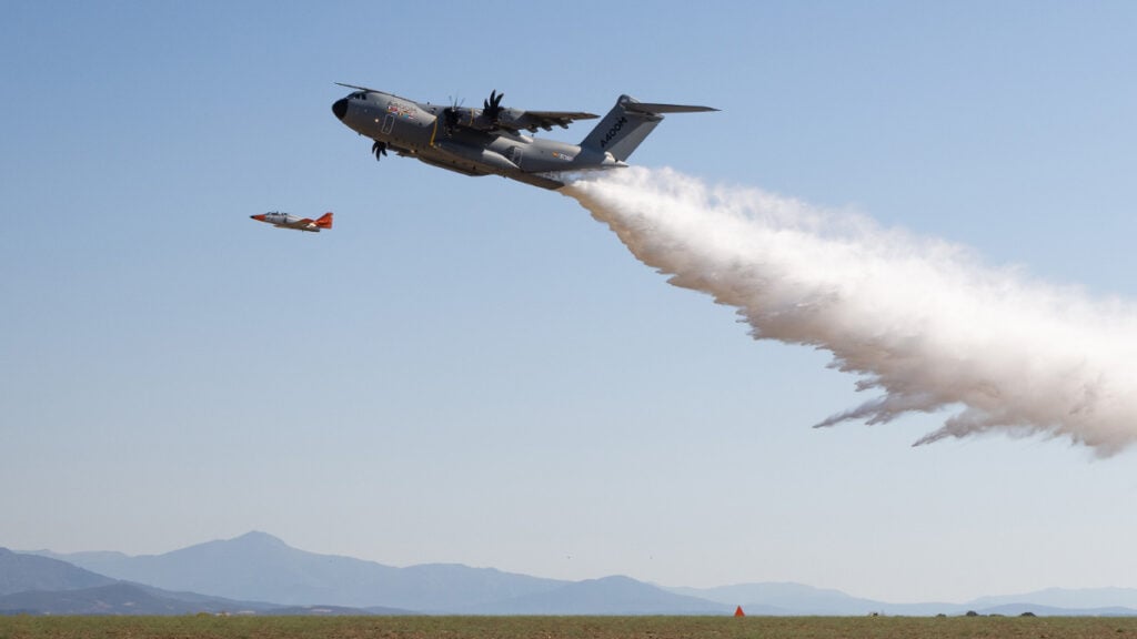 A400M de Airbus realizando prueba de descarga de agua como avión contra incendios en vuelo sobre Nîmes, Francia