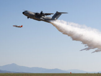 A400M de Airbus realizando prueba de descarga de agua como avión contra incendios en vuelo sobre Nîmes, Francia