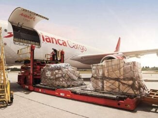 Proceso de carga de pallets en avión de Avianca Cargo durante operación logística en aeropuerto
