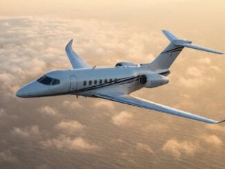 Cessna Citation Longitude de Textron Aviation volando sobre nubes al atardecer