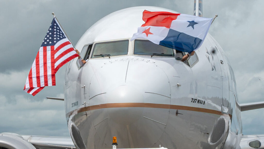 Avión Boeing 737 MAX9 de Copa Airlines con banderas de Panamá y Estados Unidos durante la inauguración de la ruta entre Ciudad de Panamá y San Diego