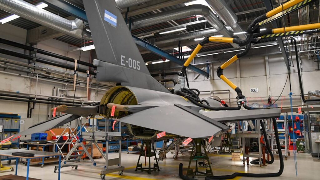 F‑16 con matrícula E-005 en proceso de modernización en Dinamarca para la Fuerza Aérea Argentina