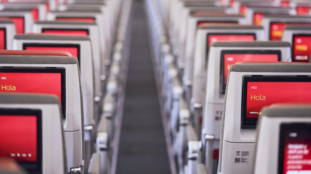 Interior renovado de avión de Iberia con pantallas de entretenimiento individuales