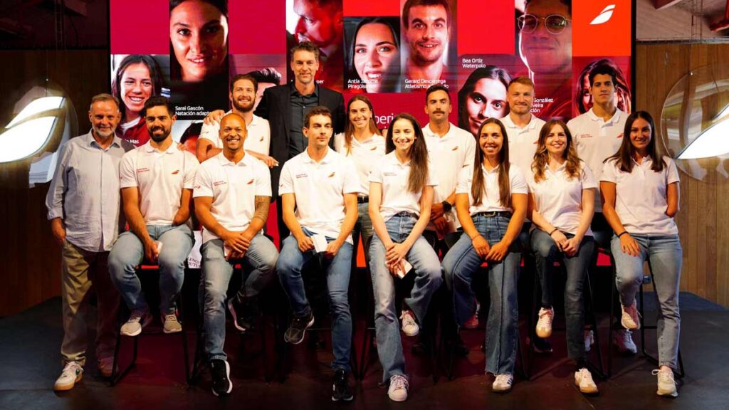 Equipo Talento a bordo de Iberia junto a Pau Gasol y deportistas olímpicos y paralímpicos rumbo a Los Ángeles 2028