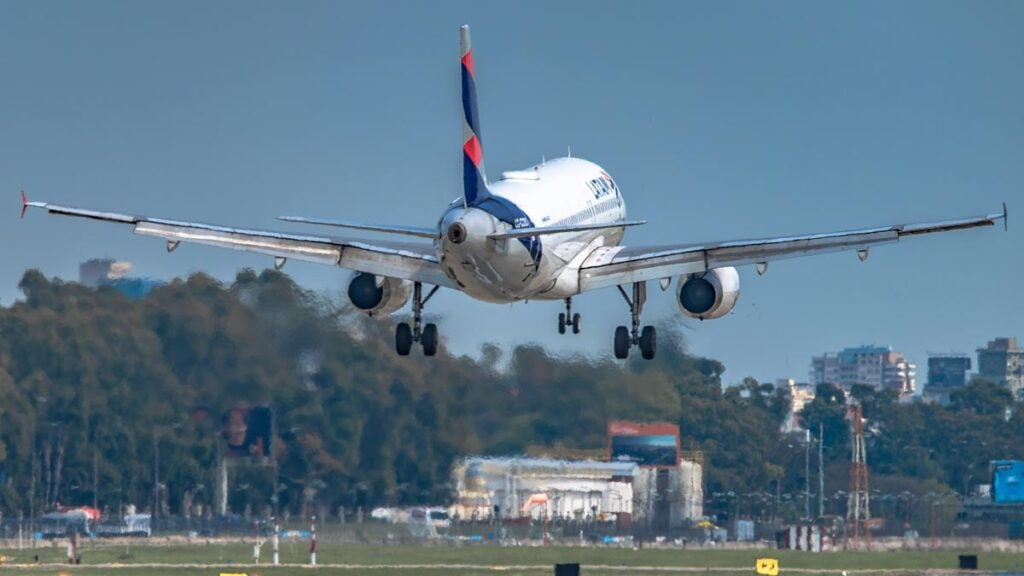 Avión de LATAM Airlines en fase de aterrizaje, representando su estrategia de sostenibilidad con la implementación del software APM.