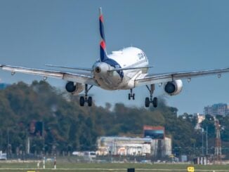 Avión de LATAM Airlines en fase de aterrizaje, representando su estrategia de sostenibilidad con la implementación del software APM.