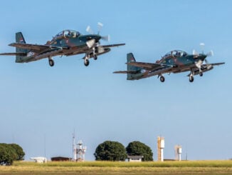 Dos aviones A-29 Super Tucano de la Fuerza Aérea Paraguaya en vuelo sobre la base aérea
