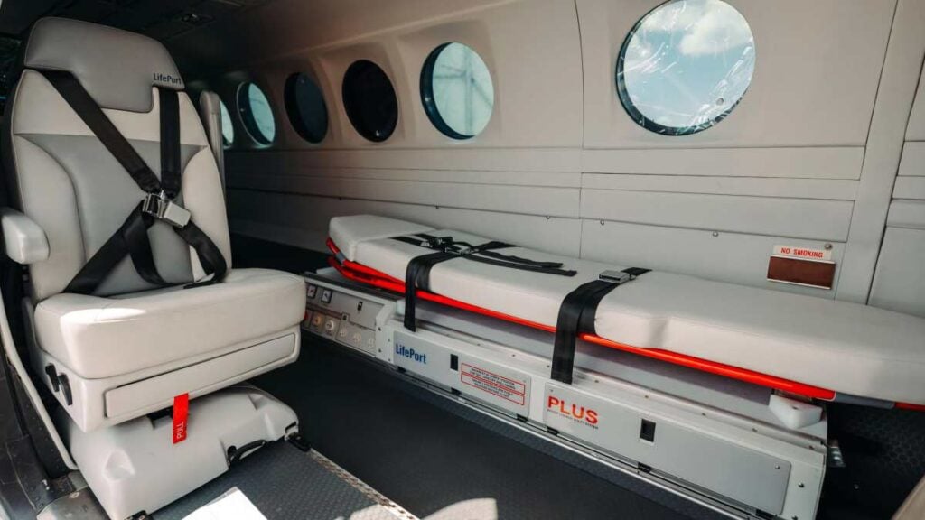 Interior del King Air 360C configurado para evacuación médica con camilla LifePort