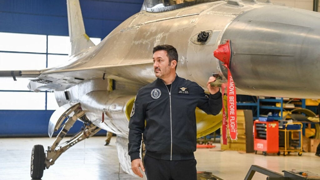 Luis Petri supervisa en Dinamarca el alistamiento de un caza F‑16 destinado a la Fuerza Aérea Argentina