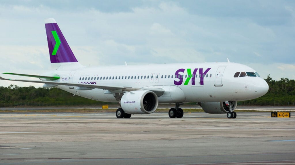 Airbus A320neo de SKY Airline en plataforma durante operaciones en aeropuerto, representando la reactivación de la ruta Lima–Jauja en Perú