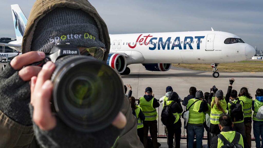Spotters fotografían un Airbus de JetSMART durante el Spotter Day 2025 en Aeroparque