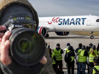 Spotters fotografían un Airbus de JetSMART durante el Spotter Day 2025 en Aeroparque