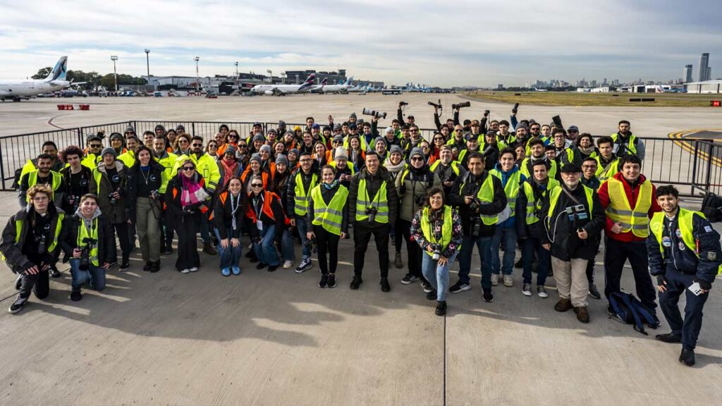 Foto grupal de los participantes del Spotter Day 2025 en el Aeroparque Jorge Newbery