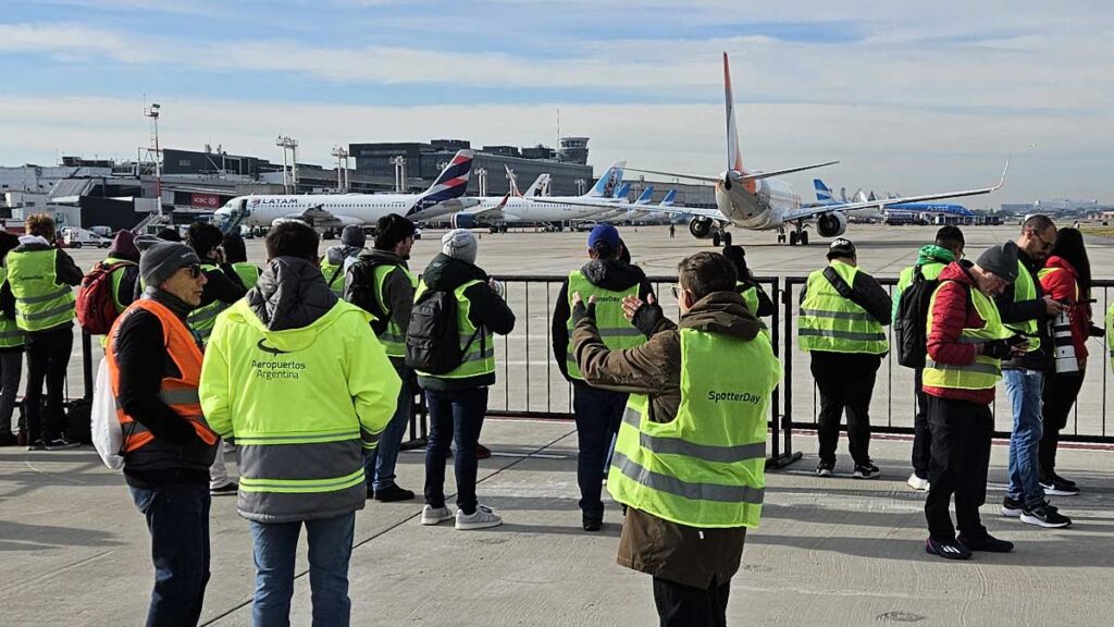 Participantes del Spotter Day 2025 en la plataforma del Aeroparque Jorge Newbery