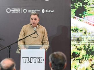 El presidente Yamandú Orsi durante la presentación del centro TUMO Uruguay en el Aeropuerto de Carrasco