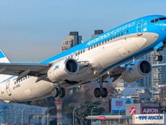Avión Boeing 737 de Aerolíneas Argentinas despegando del Aeroparque Jorge Newbery con edificios de Buenos Aires de fondo