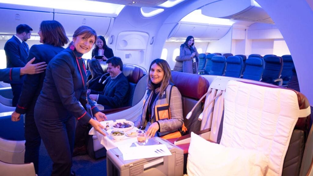 Tripulantes de LATAM Airlines en entrenamiento dentro del simulador de cabina Boeing 787 en la nueva Academia de Tripulantes de Cabina en Santiago de Chile