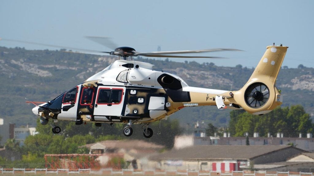 Helicóptero militar Airbus H160M Guépard en pruebas de vuelo en Francia