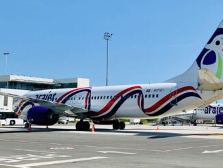 Avión Boeing 737-MAX8 de Arajet con diseño especial en la plataforma del aeropuerto bajo cielo despejado