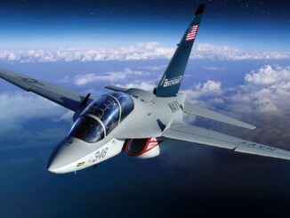 Beechcraft M-346N en vuelo sobre nubes, el nuevo entrenador a reacción propuesto por Textron y Leonardo para la Marina de EE.UU.